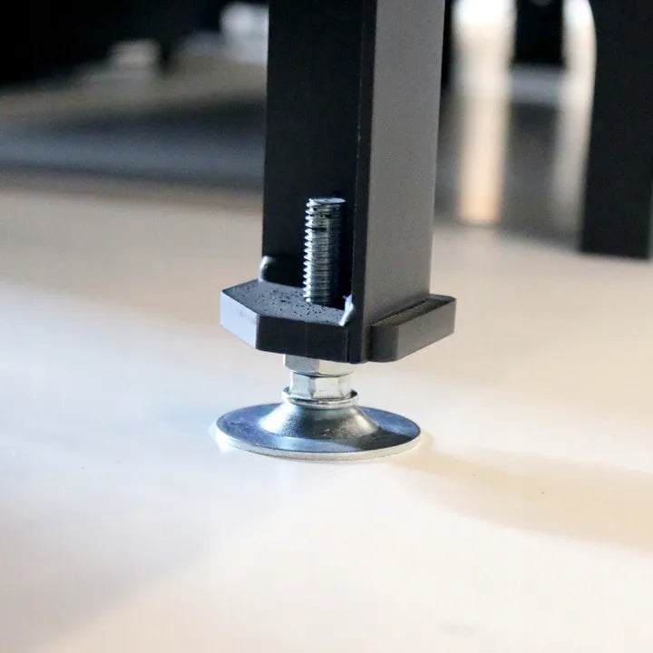 Kratki MBO verstelbare poot met schroefmechanisme op een gladde witte ondergrond.