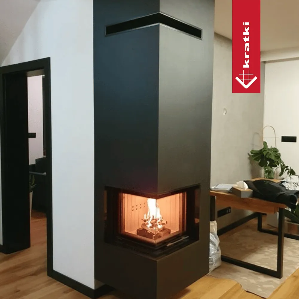 Moderne woonkamer met Kratki MBN Links hoekhaard, brandend vuur, houten vloer en planten.