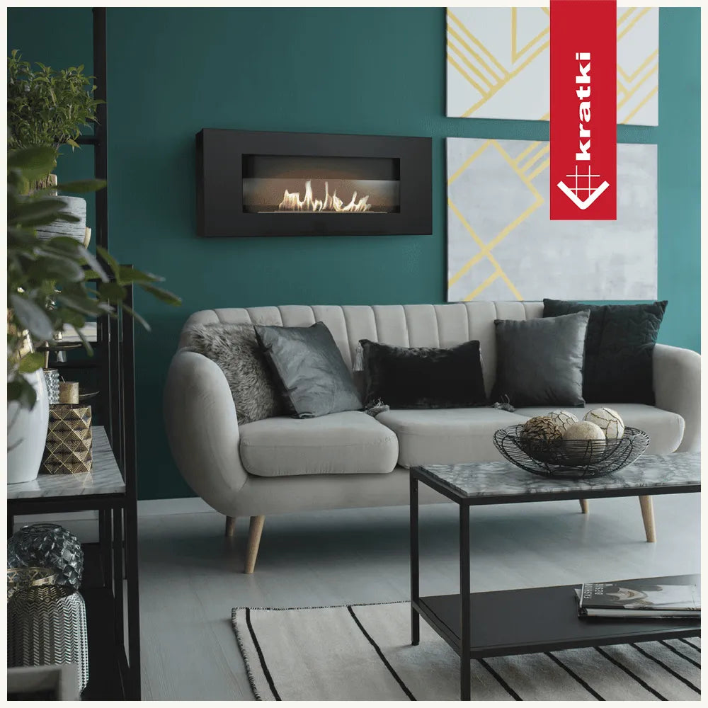Kratki Delta haard in moderne woonkamer met groene muur, grijze bank en decoratieve kussens.