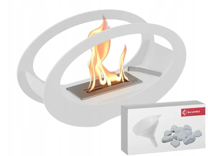 Witte, ovale Kratki Echo bio-ethanol haard met brandende vlam en bijbehorende accessoires.