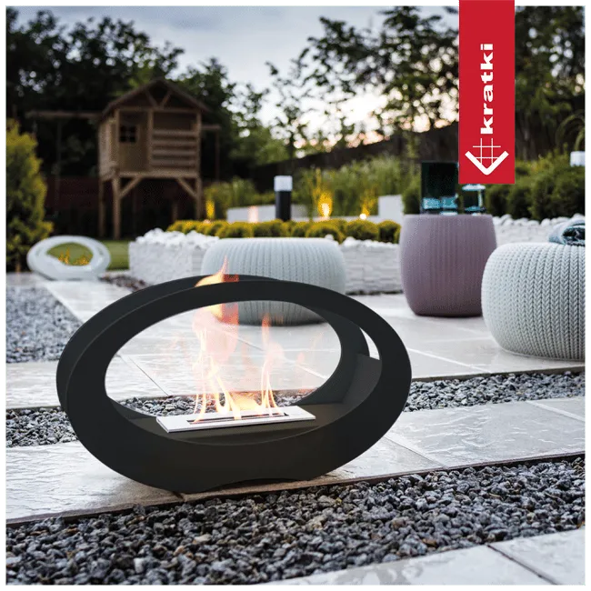 Kratki Echo moderne buitenhaard in een stijlvolle tuin met zitplaatsen en verlichting.