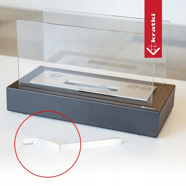 Kratki Galina TÜV tafelhaard met glazen scherm en metalen gereedschap op witte ondergrond.