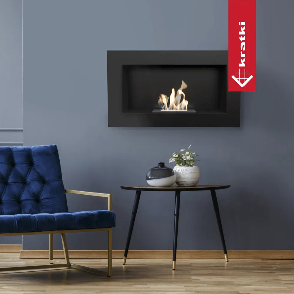 Moderne woonkamer met Kratki Golf TÜV haard, blauwe stoel en bijzettafel met decoraties.
