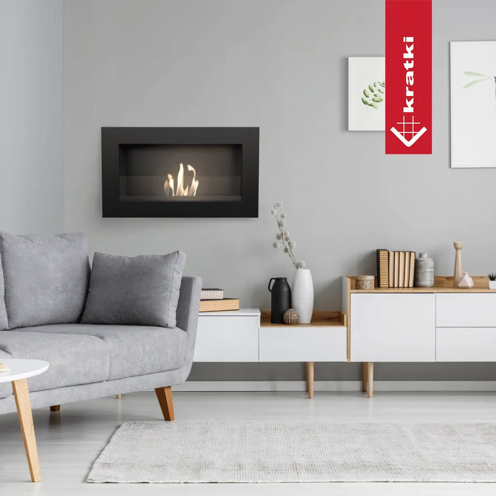 Moderne woonkamer met Kratki Golf TÜV haard, grijze bank en minimalistische decoratie.