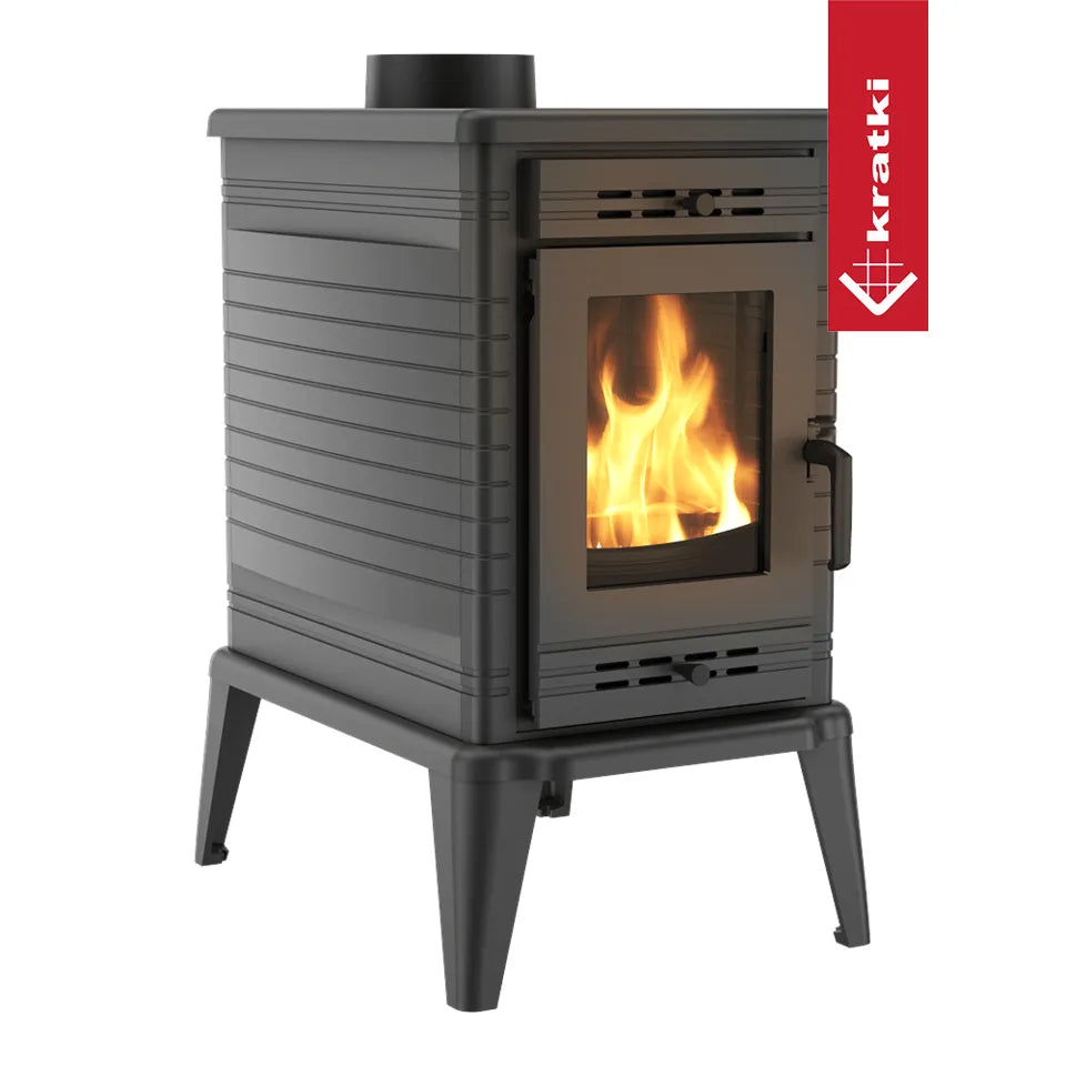 Kratki K10 houtkachel met brandend vuur, zwart metalen ontwerp en glazen deur.