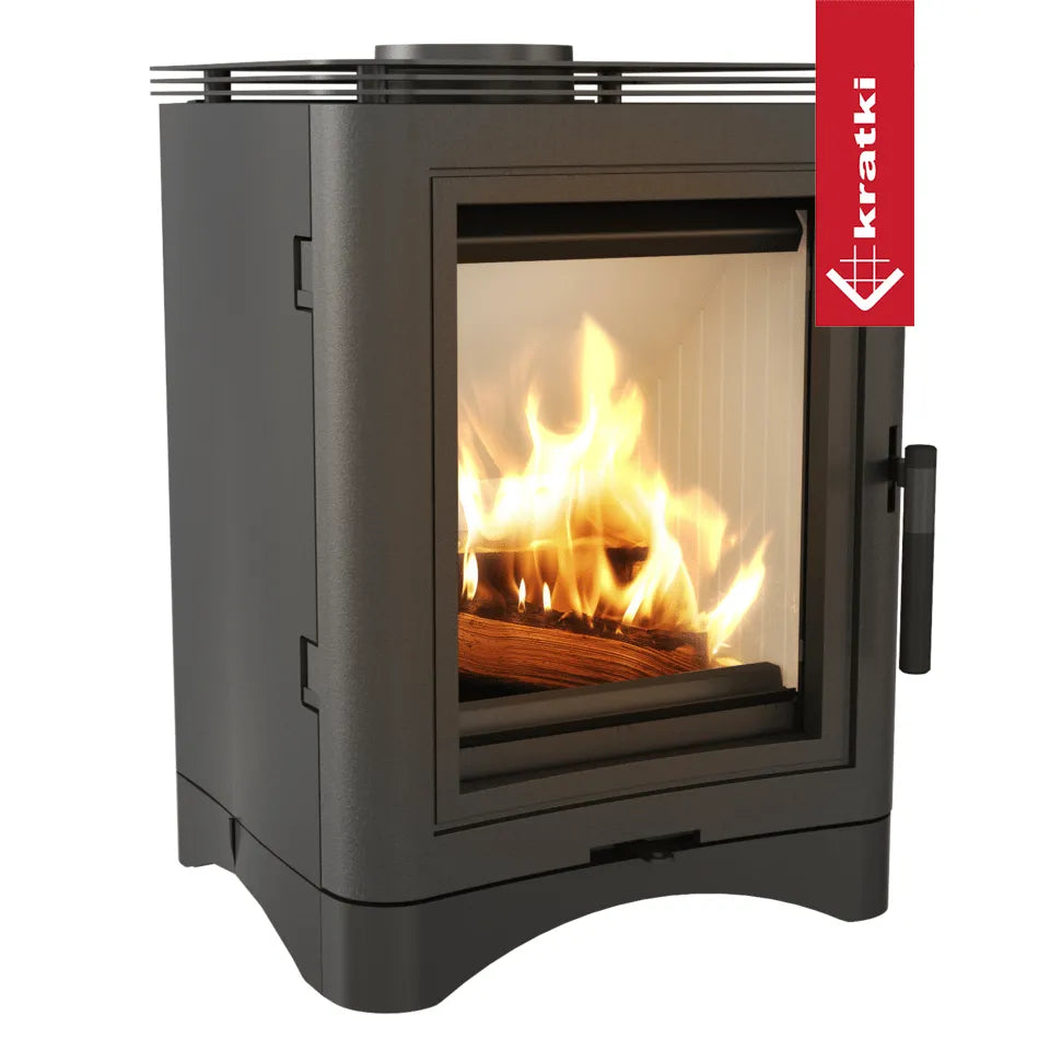 Kratki K5 houtkachel met brandend vuur, modern ontwerp en glazen deur.