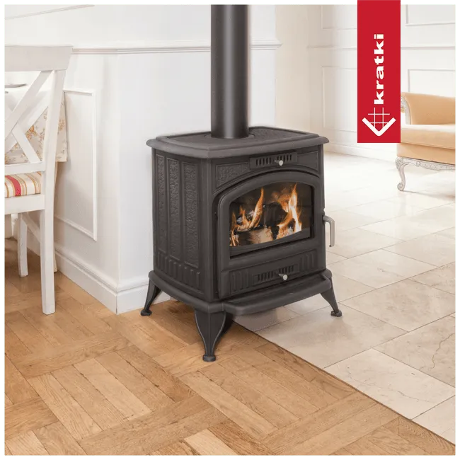 Kratki K6 houtkachel in een gezellige woonkamer met houten en marmeren vloeren.