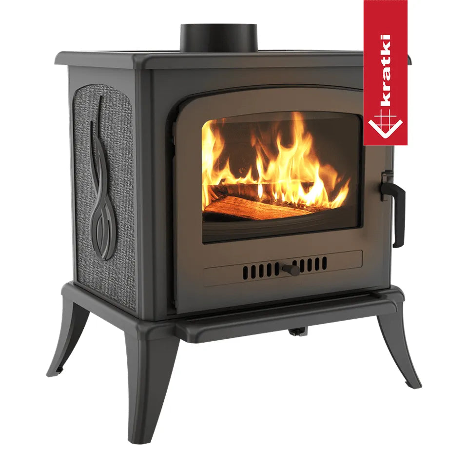 Kratki K7 houtkachel met brandend vuur, elegant ontwerp en decoratieve zijpanelen.