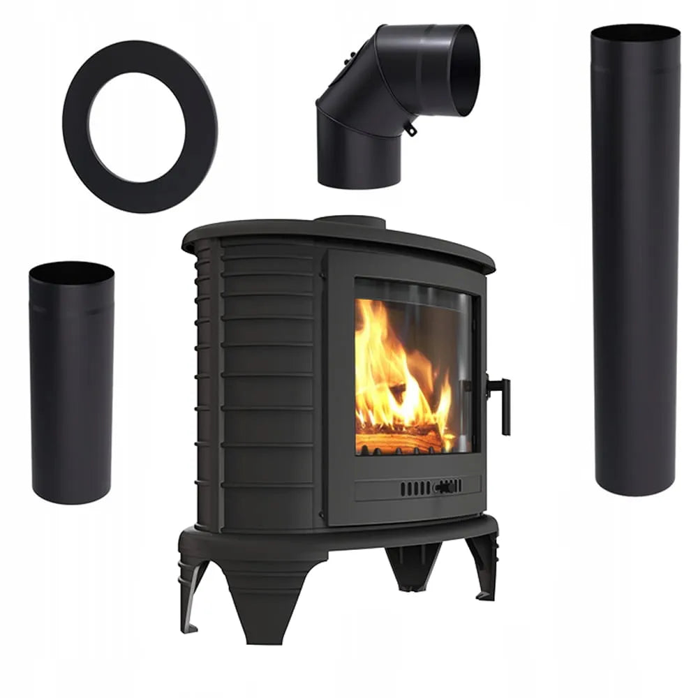 Kratki K8 houtkachel met accessoires, brandend vuur zichtbaar door glazen deur.