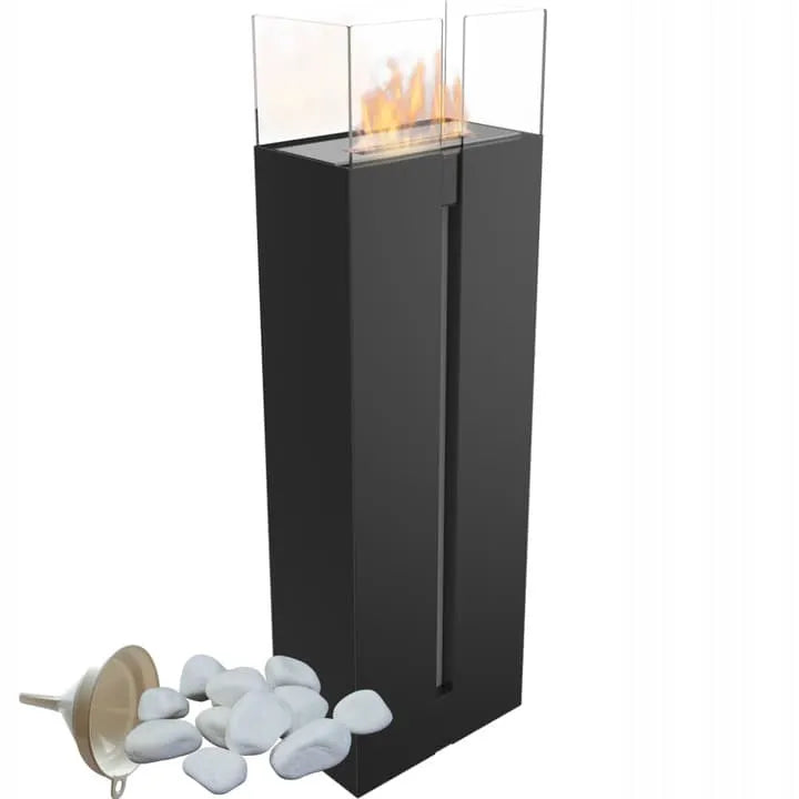 Zwarte Kratki Romeo TÜV bio-ethanol haard met glazen ombouw, witte stenen en trechter.