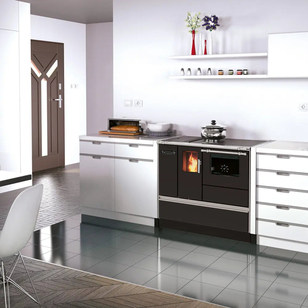 Moderne keuken met Alfa Plam Alfa 90 Pellet fornuis, witte kasten en strakke inrichting.