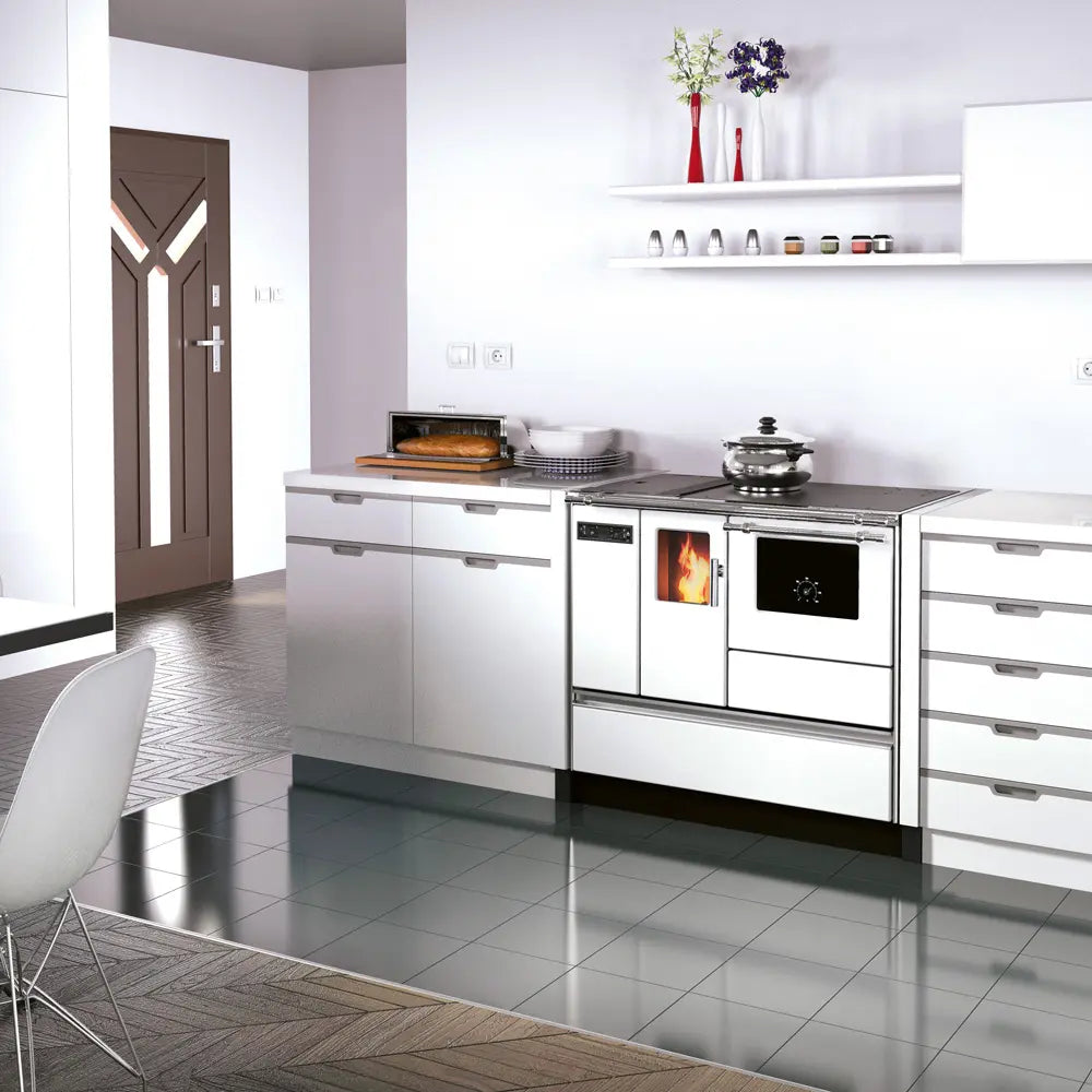 Moderne keuken met de Alfa Plam Alfa 90 Pellet kachel, witte kasten en een zilveren pot.