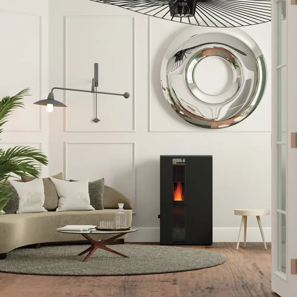 Moderne woonkamer met Alfa Plam Grazia kachel, stijlvolle meubels en decoratieve spiegel aan de muur.