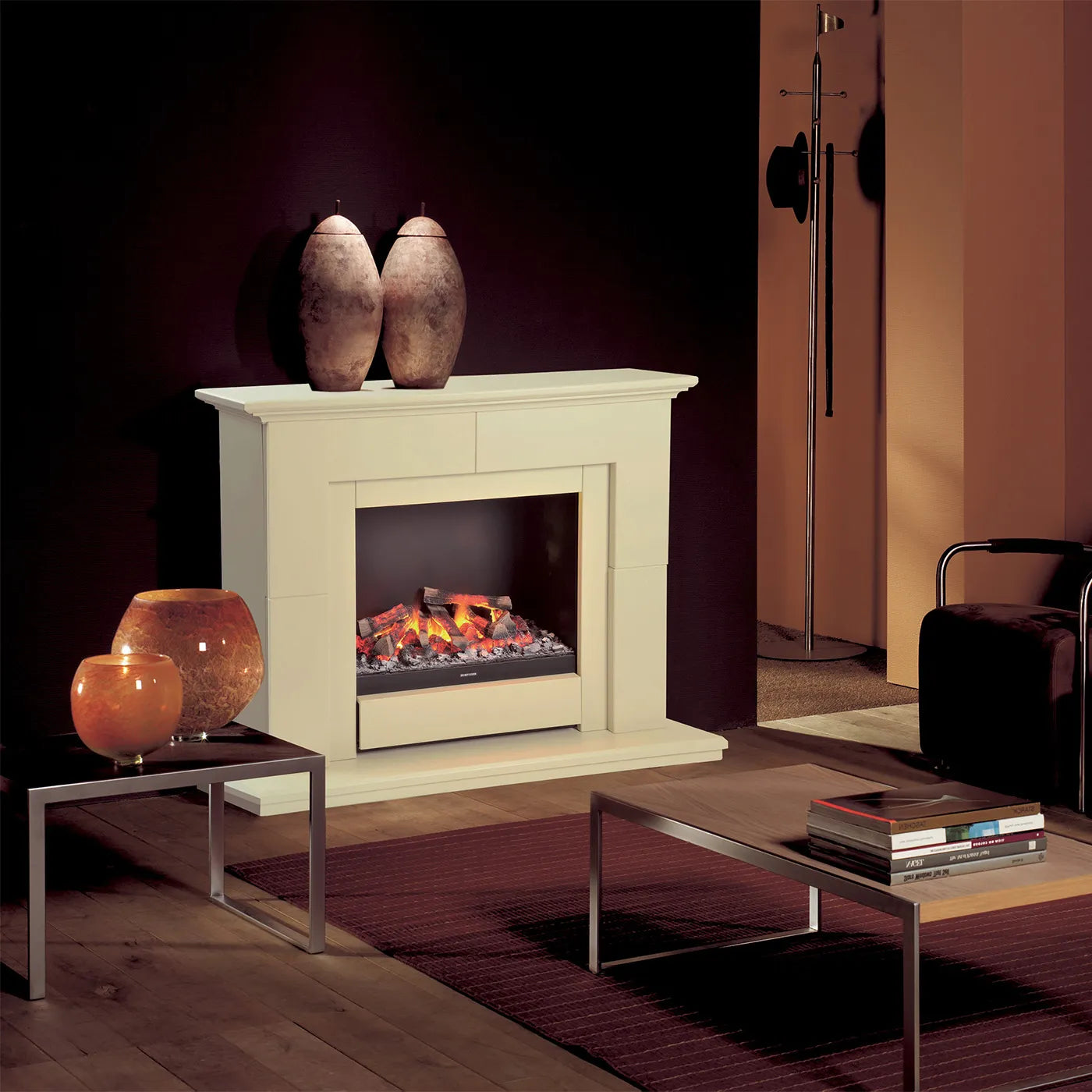 Dimplex Albany Opti-myst elektrische haard in een moderne woonkamer met decoratieve vazen en kaarsen.