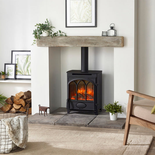 Charlton & Jenrick Fireline Alcaston kachel in lichte woonkamer met brandend vuur