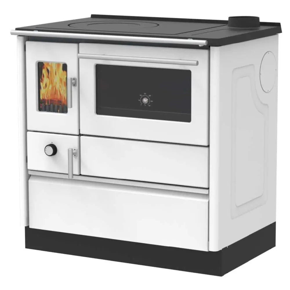 Witte Alfa Plam Alfa 85 G houtkachel met oven en kookplaat, vlammen zichtbaar door glazen deur.