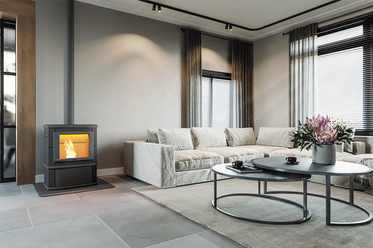Altech Grande Nobles pelletkachel in moderne woonkamer met brandend vuur