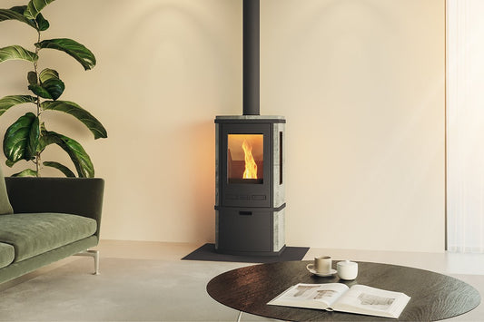 Altech Torus Pelletkachel in moderne woonkamer met brandend vuur