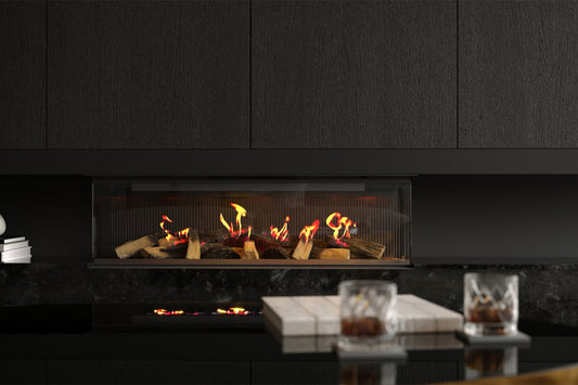 Element4 Ambiance 125 E gashaard ingebouwd in donkere wand, met vlammen en houtblokken