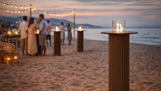 Bålstil Table Core tafelhaard met vlam op een sfeervol strandterras bij zonsondergang