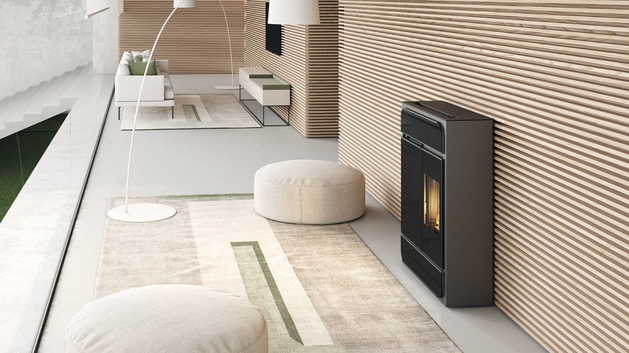 Moderne woonkamer met Edilkamin Bild Up pelletkachel, beige poefs en houten wandbekleding.