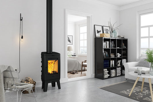 Dovre BRUT houtkachel met hoge poten in moderne woonkamer