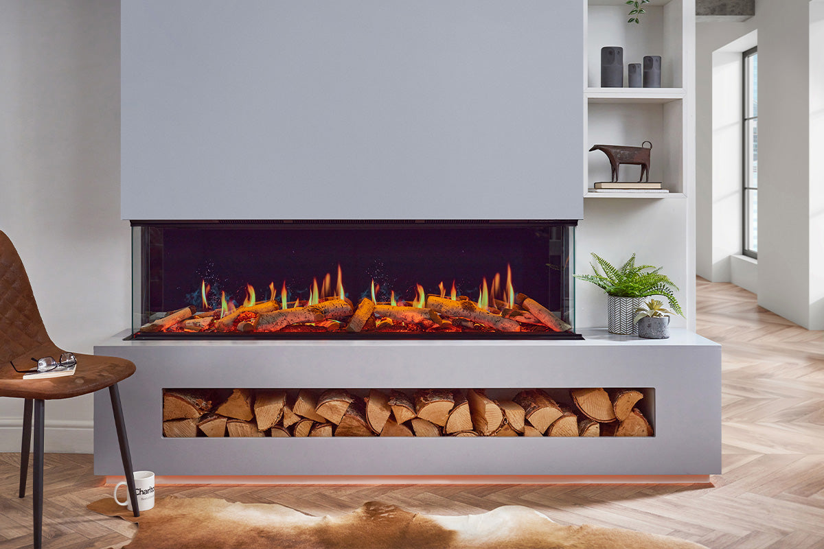 Charlton & Jenrick Luminosa 150 Driezijdig haard met houtopslag, omgeven door moderne inrichting.