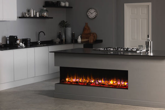 Charlton & Jenrick Ecoflame i-1500e ingebouwd in moderne keuken, met vlammen
