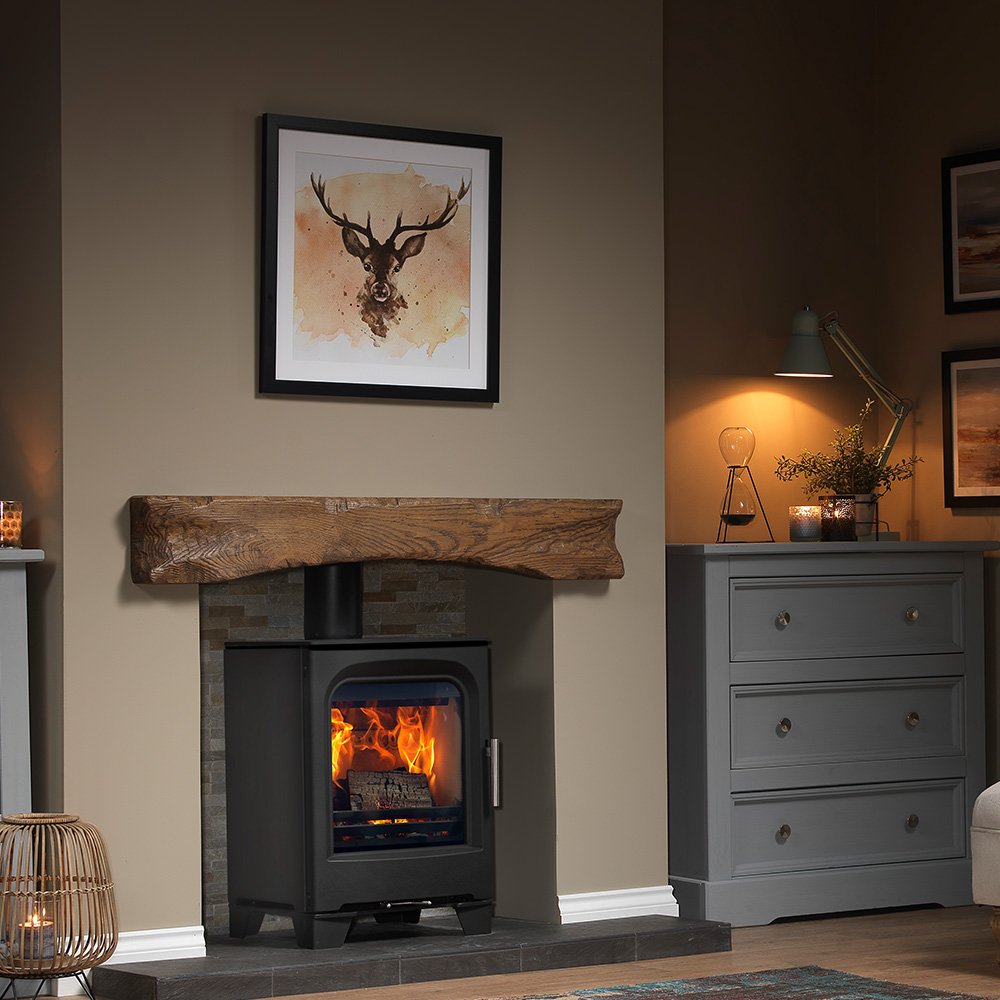 Charlton & Jenrick Purevision Countryman haard in een gezellige woonkamer met hertenschilderij erboven.