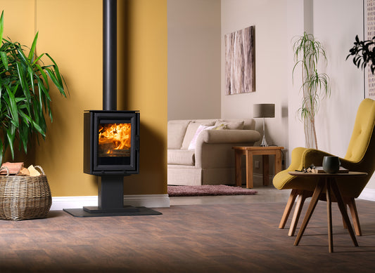 Charlton & Jenrick Fireline Ecostar 5 kachel in woonkamer met brandend vuur