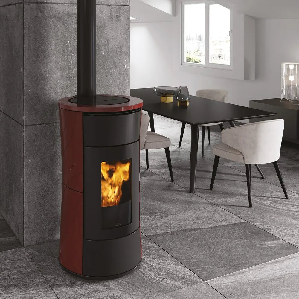 Edilkamin Cherie 11 Evo Air Tight C pelletkachel in een moderne eetkamer met grijze tegels.