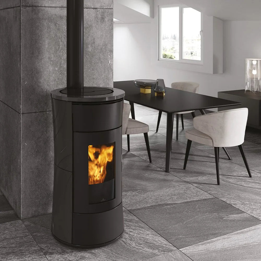 Edilkamin Cherie 11 Evo Air Tight C pelletkachel in een moderne eetkamer met grijze tegels.