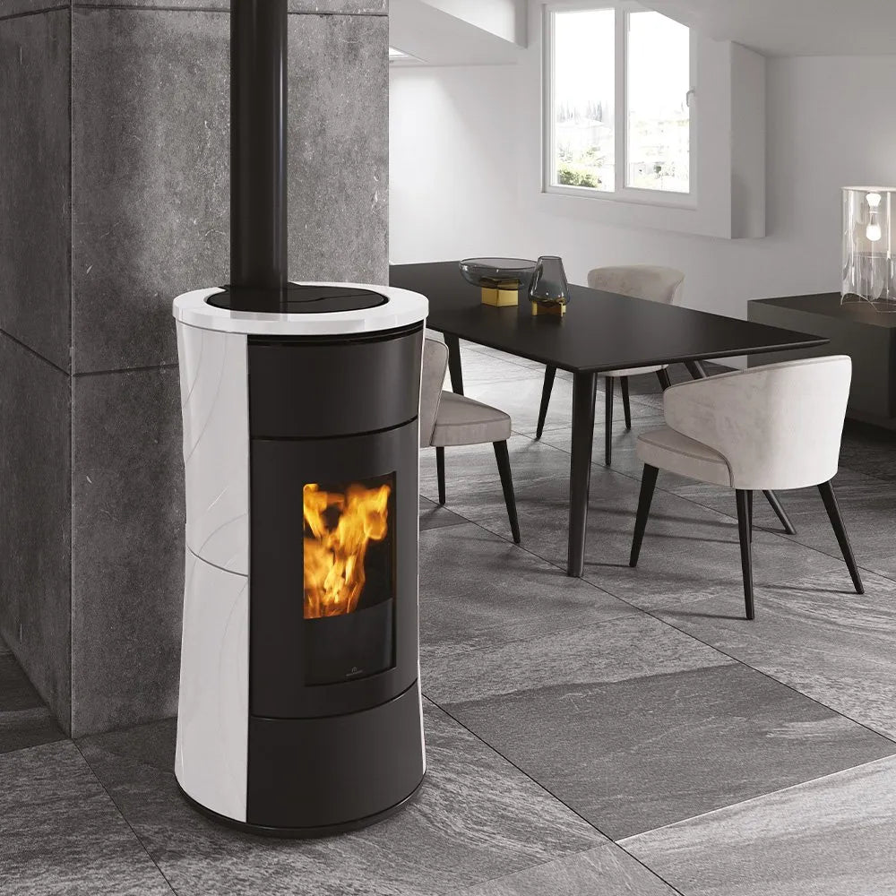 Edilkamin Cherie 11 Evo Air Tight C pelletkachel in een moderne eetkamer met grijze tegels.