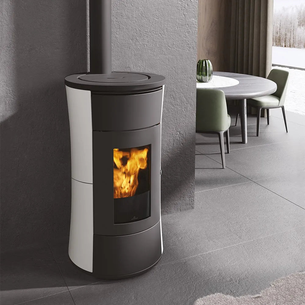 Edilkamin Cherie 11 Evo Air Tight C pelletkachel in een moderne woonkamer met brandend vuur.
