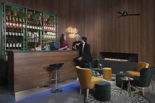 Element4 Club 140 C in een luxe barinterieur met brede horizontale vlammen