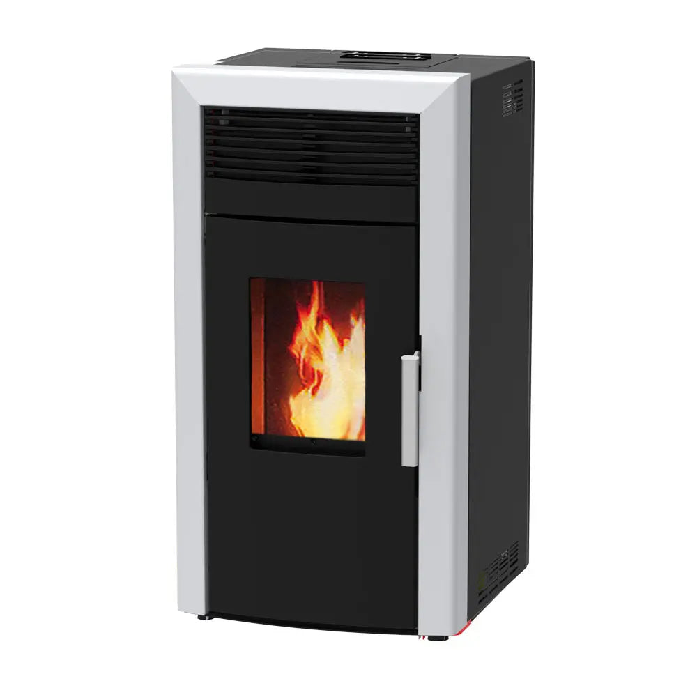 Alfa Plam Commo 15 pelletkachel met zwart en wit ontwerp en zichtbare vlammen door het glas.