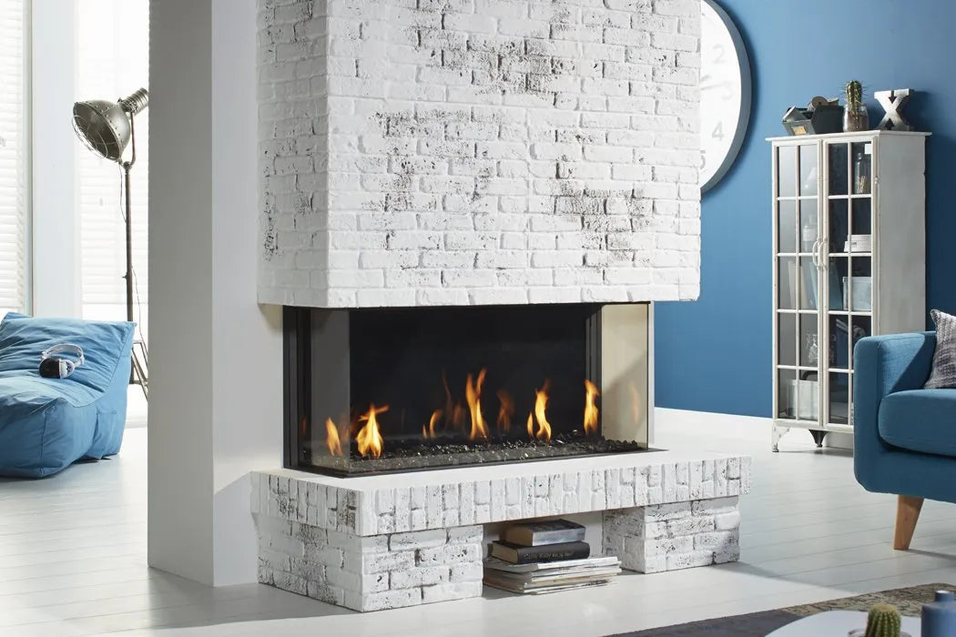 Witte bakstenen haard met DRU Global 120 Triple BF, in een moderne woonkamer met blauwe accenten.