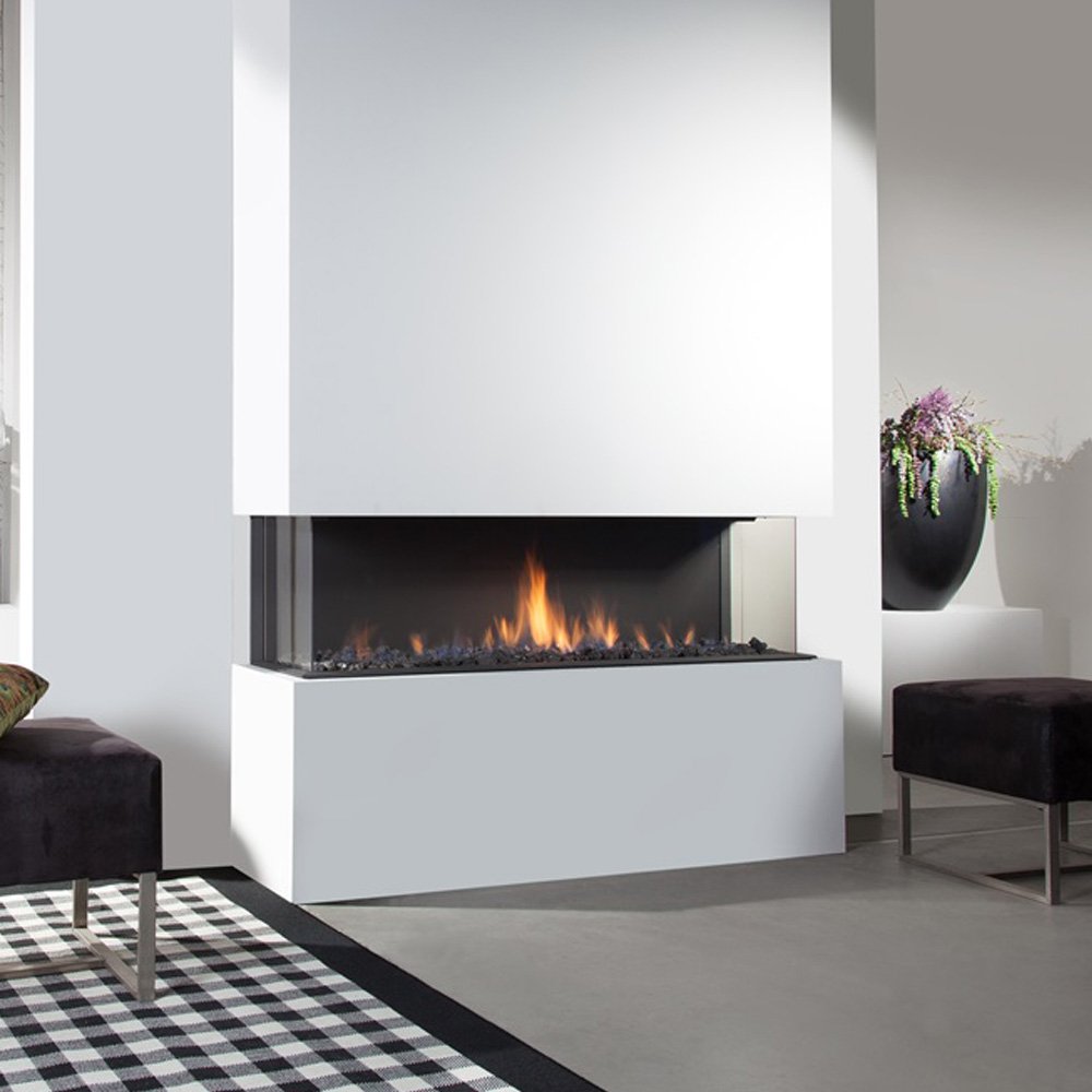 Witte Wanders Danta 1400 driezijdig haard in moderne woonkamer met zwart-wit geruit tapijt.