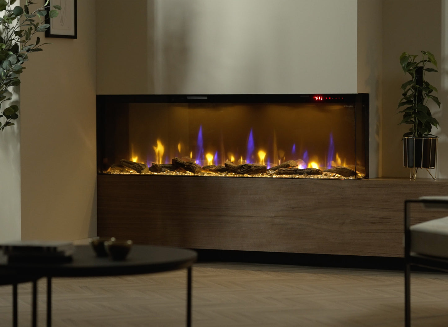 Dimplex Ignite Bold 74 elektrische haard met realistische vlammen in een moderne woonkamer.