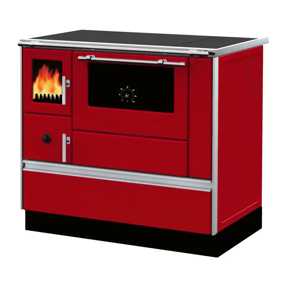 Rode Alfa Plam Dominant 90 houtkachel met oven en zichtbare vlammen.