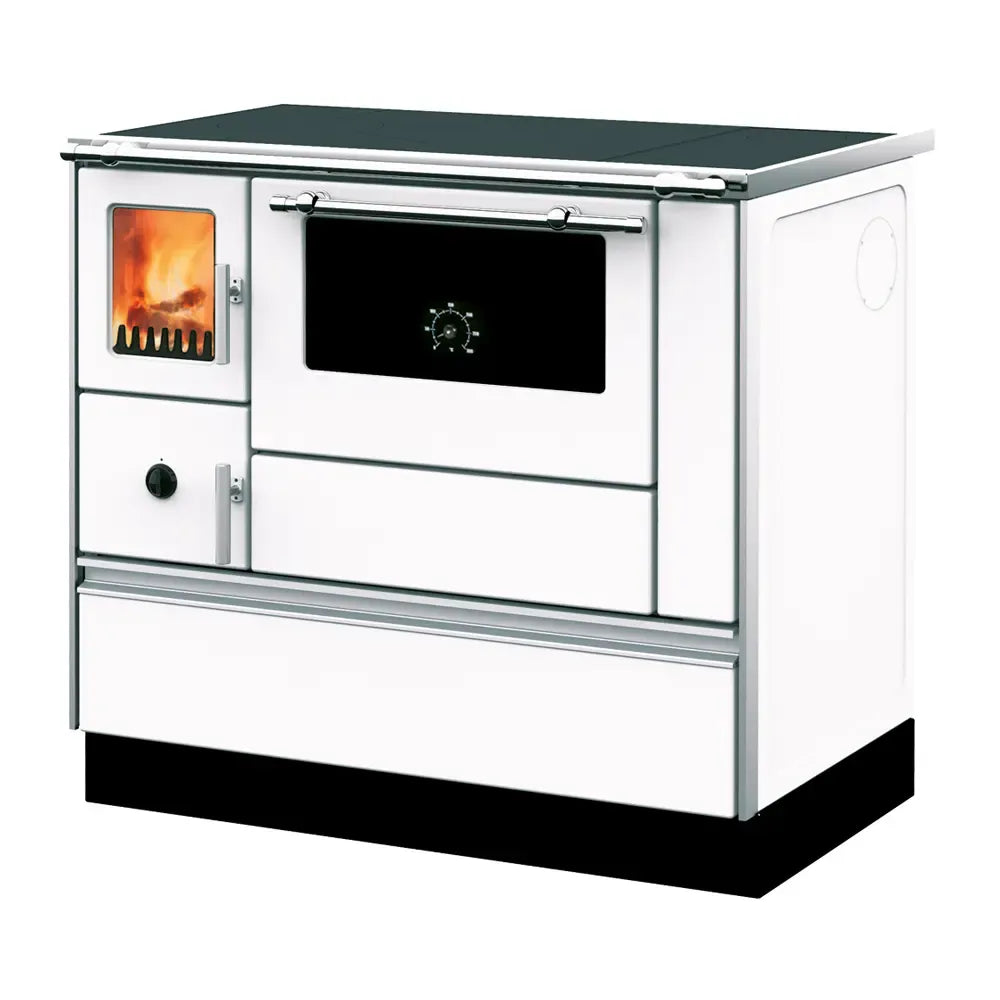 Witte houtkachel met oven, Alfa Plam Dominant 90, met glazen deur en brandend vuur.