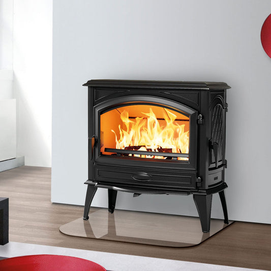 Dovre 760WD houtkachel met brandend vuur in een moderne woonkamer