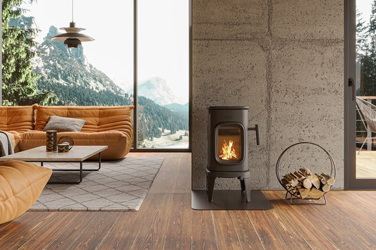 Dovre SAGA 101 houtkachel in een moderne woonkamer, met brandend vuur