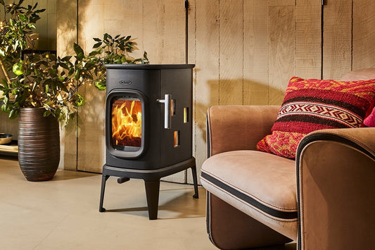 Dovre SAGA 107 houtkachel in woonkamer met brandend vuur