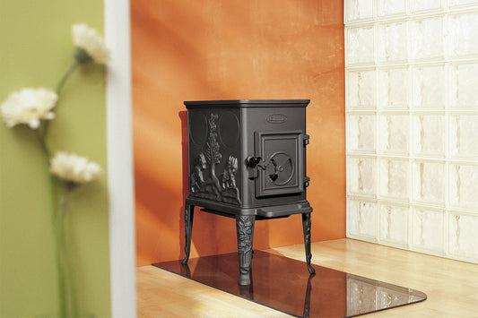 Dovre 100CBS/B houtkachel in een showroom met oranje wand
