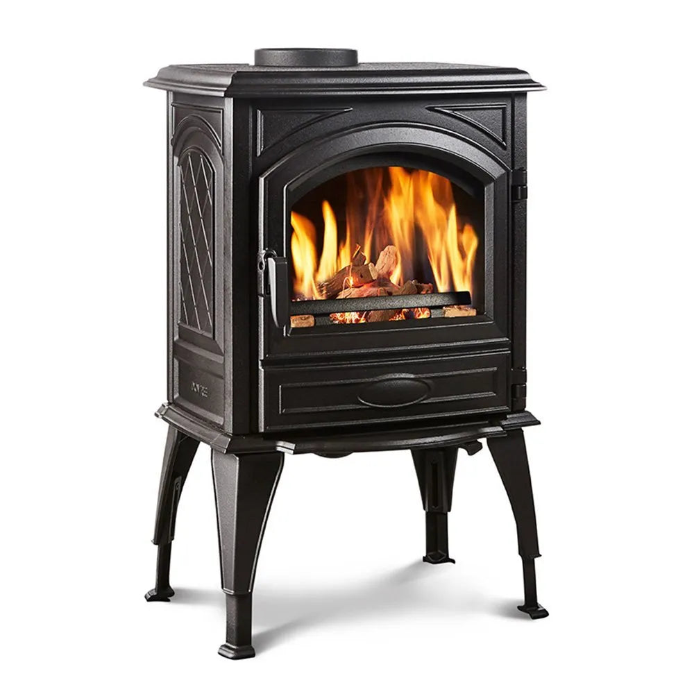 Dovre 540W houtkachel met brandend vuur, zwarte gietijzeren constructie en glazen deur.
