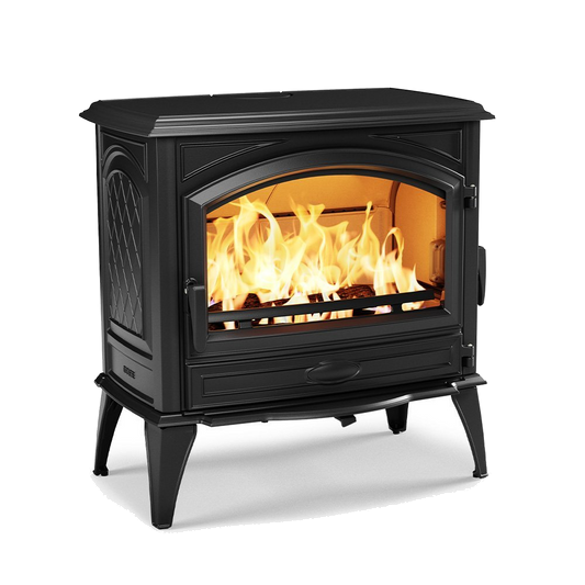 Dovre 760WD houtkachel met brandend vuur op witte achtergrond