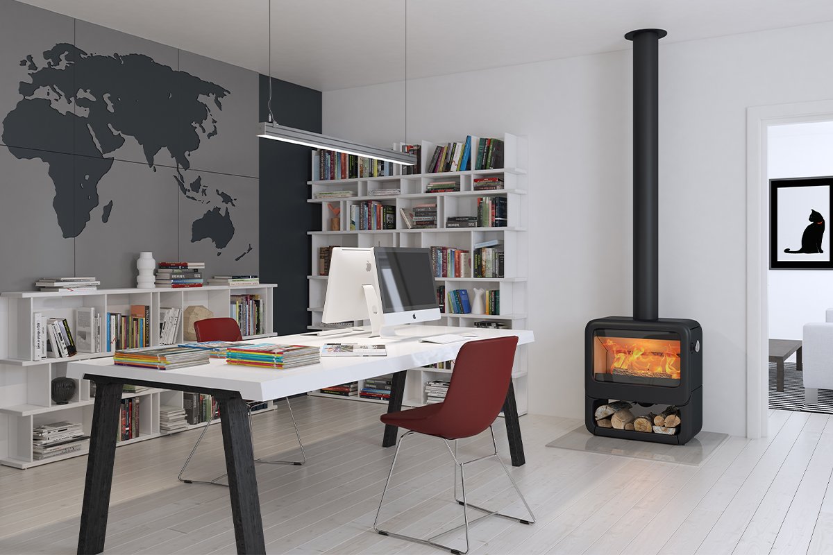 Moderne studeerkamer met Dovre Rock500 WB houtkachel, boekenplanken en wereldkaart aan de muur.