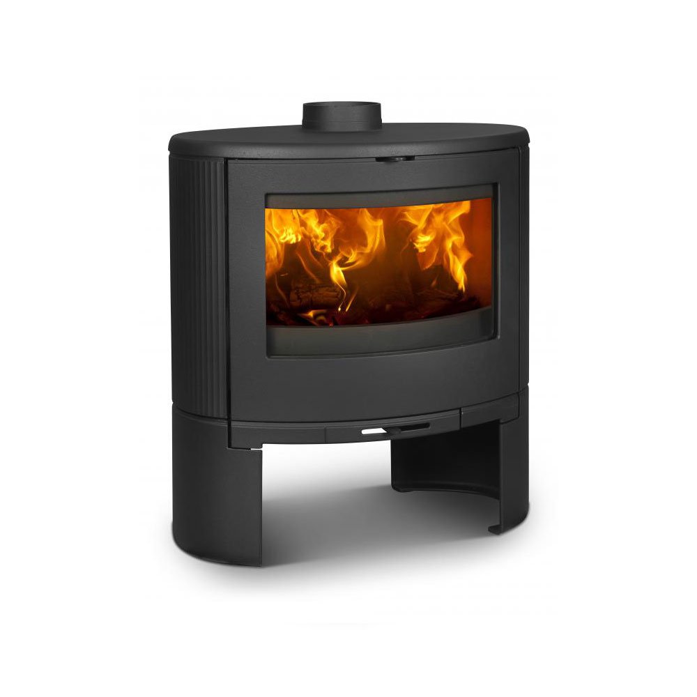 Dovre BOW houtkachel met een groot glazen venster en zichtbare vlammen.