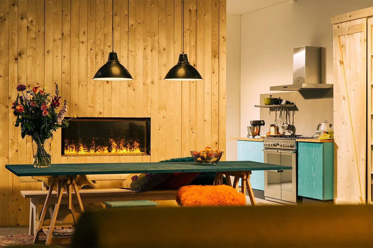 Houten interieur met Faber e-BoX 1000/450 I Front haard, eettafel en keuken.